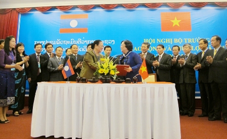 ລົງນາມໃນບົດບັນທຶກກອງປະຊຸມລັດຖະມົນຕີກະຊວງແຮງງານ ແລະ ສະຫວັດດີການສັງຄົມຫວຽດນາມ - ລາວ ຄັ້ງທີ 3